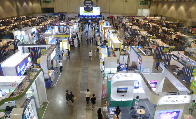 전국 각지의 축제를 한 자리에서 소개하는 제2회 대한민국 대표 축제박람회가 3일 부산 해운대구 벡스코에서 개막했다. 한국지방신문협회 주최로 ‘축제로 하나 되는 대한민국’을 주제로 열리는 이번 박람회는 5일까지 열린다. 이재찬 기자 chan@