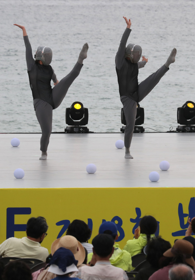 4일 오후 부산 해운대해수욕장 해변 특설무대에서 이스라엘 무용단이 공연하고 있다. 강선배 기자 ksun@