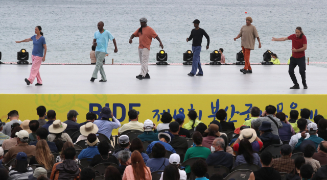 4일 오후 부산 해운대해수욕장 해변 특설무대에서 열린 제18회 부산국제무용제 BIDF 공식초청공연에서 프랑스 무용단이 공연하고 있다. ‘희망의 춤, 부산에서 하나 되다’를 주제로 펼쳐지는 올해 부산국제무용제는 5일까지 열린다. 강선배 기자 ksun@