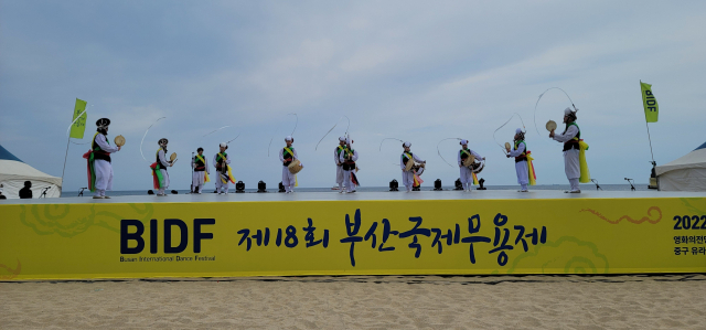 4일 해운대 해변 특설무대에서 열린 부산국제무용제 'BIDF 공식초청공연' 무대는 부산농악보존회의 부산농악 공연으로 막을 올렸다. 오금아 기자