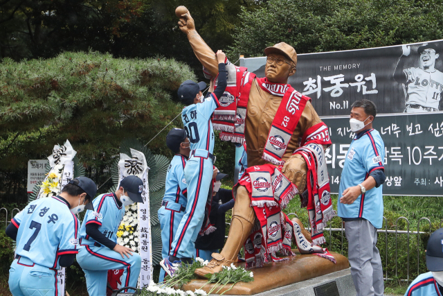 한국프로야구와 롯데 자이언츠의 전설 고 최동원의 10주기 추모 행사가 지난해 9월 14일 사직구장 앞 최동원 동상에서 열렸다. 부산일보DB