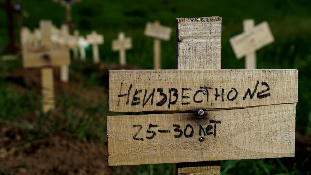 지난 2일 우크라이나 마리우폴의 한 묘지에 새로 조성된 ‘신원 불명’ 무덤들. AFP연합뉴스