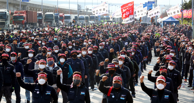 지난해 11월 부산 강서구 부산신항 삼거리에서 민주노총 공공운수노조 화물연대본부 부산지부 조합원들이 총파업 출정식을 열고 있다. 부산일보DB