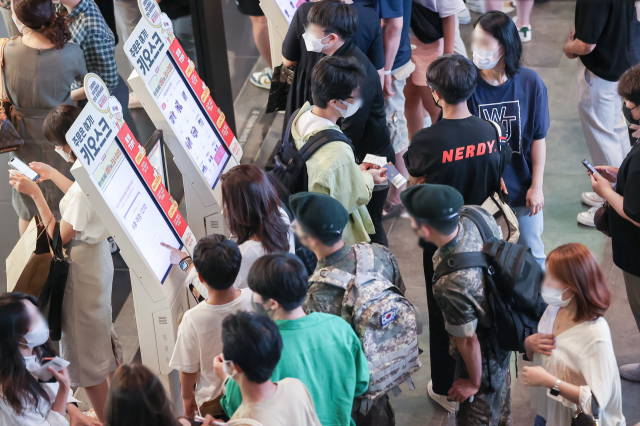5일 오후 서울 시내 한 영화관이 시민들로 붐비고 있다. 연합뉴스