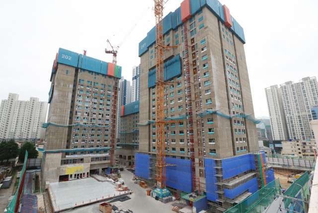 건설현장에 구인난이 심각해지면서 외국인 근로자 고용 제한을 완화해 달라는 업계의 목소리가 커지고 있다. 부산 시내의 한 건설현장. 부산일보DB