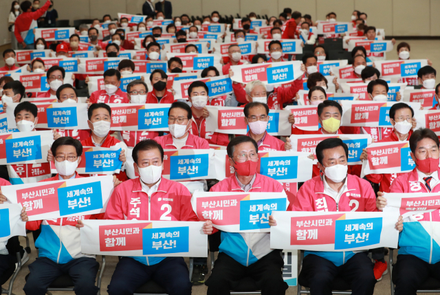 6·1 지방선거 결과 부산지역 2030세대 광역·기초의원 당선인 비율이 여전히 낮은 수준인 것으로 나타났다. 지난 지방선거 기간에 더불어민주당 부산시당(위)과 국민의힘 부산선대위가 필승 결의를 다지는 모습. 부산일보DB