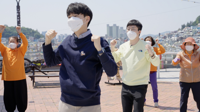 이름은 백세 실버 체조지만 몸동작은 젊은이들이 따라하기에도 격합니다. 열심히 따라해보지만 자꾸 한 박자가 늦습니다.