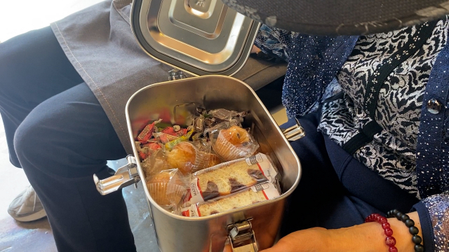 '뭐 드릴 건 없고..' 주섬주섬 과자를 넣어 고구마 맛탕 그릇에 담았습니다. '어머니 잘 먹었습니다.'