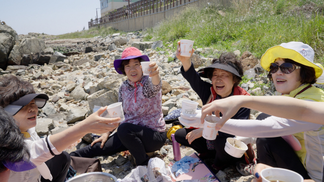 뜨거운 커피로 함께 외친 건배. 불러주셔서 감사합니다.