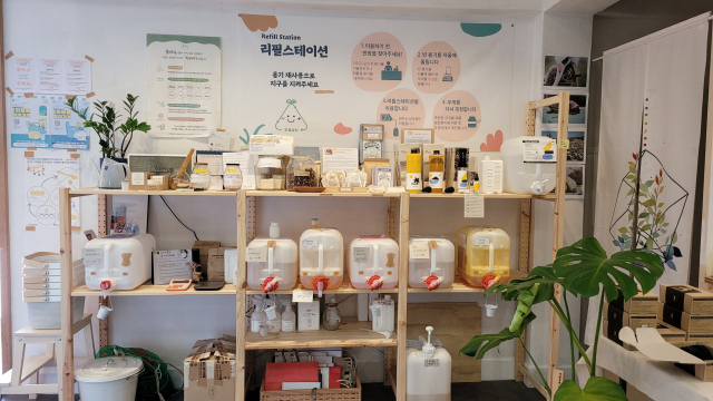 부산 북구 화명동 제로웨이스트숍 ‘마플상회’에는 세제를 필요한 만큼 덜어서 살 수 있는 리필 스테이션이 있다.