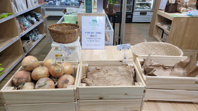 부산YWCA생활협동조합에서는 농산물을 포장재 없이 판매하고 있다.