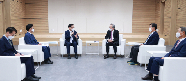 이창양 산업통상자원부 장관(왼쪽 세 번째)이 8일 서울 마포구 중견기업연합회를 방문, 최진식 중견기업연합회장(왼쪽 네 번째)과 면담하고 있다. 산업부 제공