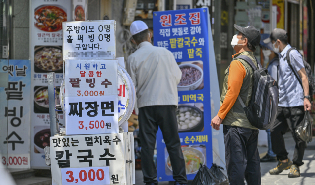 부산의 대표적 '저렴이' 골목인 부산진구 부전시장 인근 식당들이 치솟는 물가에 음식가격을 인상하자 이곳을 주로 찾던 노인들의 식비부담이 커지고 있다. 사진은 9일 오후 부전시장 인근 식당가. 김종진 기자 kjj1761@