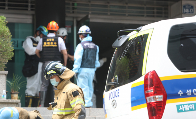 9일 대구 수성구 범어동 법원 뒤 건물에서 불이 나 7명이 숨진 가운데 국립과학수사연구원 등 합동 감식반이 현장에 투입됐다. 연합뉴스