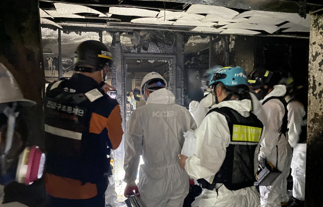 9일 대구 수성구 범어동 법원 뒤 건물에서 불이 나 7명이 숨진 가운데 경찰과 소방이 합동 감식을 하고 있다. 연합뉴스