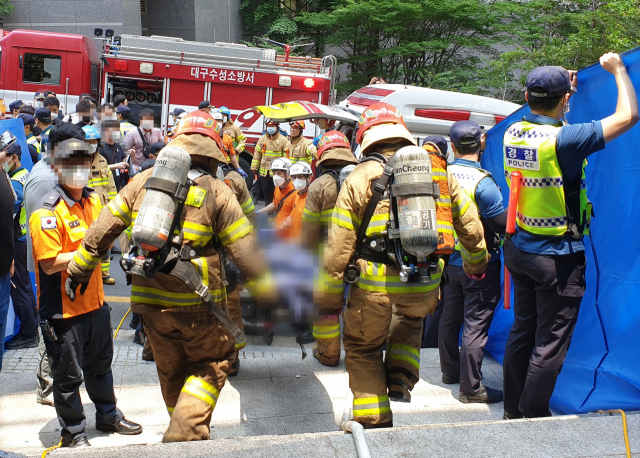 9일 대구 수성구 범어동 대구지방법원 인근 변호사 사무실 빌딩에서 화재가 발생, 구급대원들이 사망자를 이송하고 있다. 연합뉴스