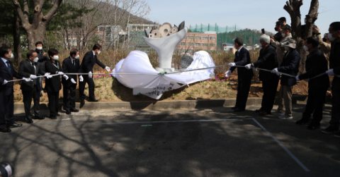 개구리 소년 사건 발생 30년을 맞은 지난해 3월 26일 대구 달서구 와룡산 선원공원에서 ‘개구리 소년 추모 및 어린이 안전 기원비’ 제막식이 열렸다. 연합뉴스