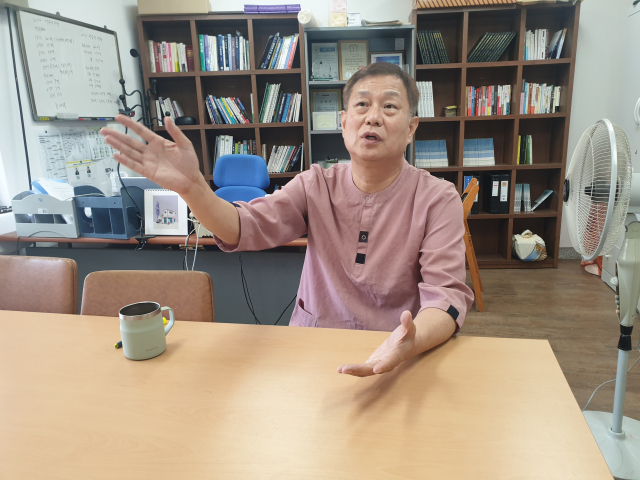 숲 해설가로 활동하고 있는 신라대 기업경영학과 김성근 교수는 