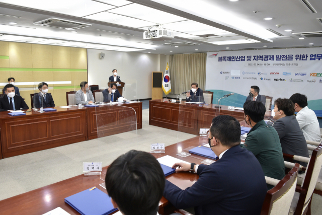 부산시는 지난 5월 4일 전국의 블록체인 기업 15곳과 함께 기업 본사의 부산 이전과 투자 유치를 위한 업무협약을 체결했다. 부산시 제공