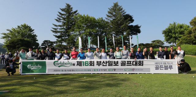 아마추어 골퍼 최강자를 가리는 칼스버그배 제16회 부산일보 골프대회가 9일 경남 양산 통도파인이스트 컨트리클럽에서 열린 가운데 내빈들이 기념촬영을 하고 있다. 이번 대회는 남자부 A조, B조, 여자부 3개 종목에 걸쳐 320명이 참가해 평소 갈고닦은 기량을 마음껏 선보였다. 이재찬 기자 chan@