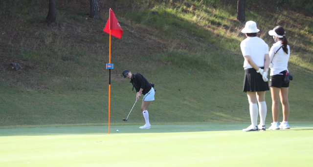 사진은 내빈들이 시타하는 장면(위)과 여자부 참가자들이 경기하는 모습. 이재찬 기자 chan@