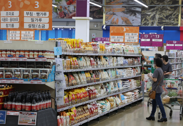 한달에 두번 휴업을 갖는 대형마트 의무휴업제도가 국민제안 온라인 투표에서 1위를 차지하면서 실제로 이 제도가 폐지될지 주목된다. 사진은 서울의 한 대형마트 모습. 부산일보 DB
