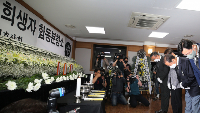 대구 변호사 사무실 방화 사건 희생자 합동 분향소가 마련된 경북대병원 장례식장에서 10일 조문객들이 헌화하고 있다. 연합뉴스