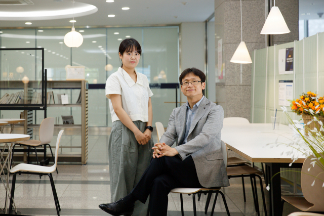 [연구진사진] 김보미 연구원(제1저자)와 김봉수 교수(우측). UNIST 제공