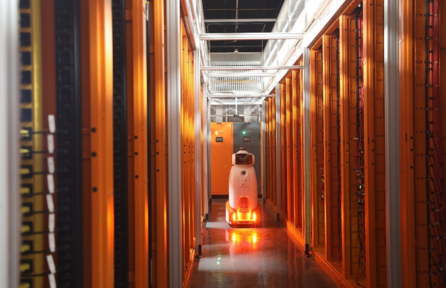 IT 업계가 인터넷데이터센터(IDC) 건설 경쟁에 나서면서 유명 외국기업까지 국내에 IDC를 만들고 있다. 사진은 3월 한국 데이터센터 런칭 행사를 가진 알리바바 클라우드의 해외 데이터센터 모습. 알리바바클라우드 제공