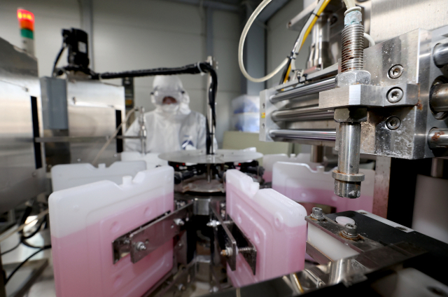 부산 해양항만업계에서는 신성장산업으로 ‘콜드체인 물류산업’을 확대해야 한다는 주장이 제기된다. 한 콜드체인 전문기업에서 특수 냉매를 제작하는 모습. 부산일보DB