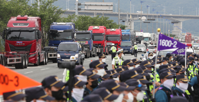 화물 노동자들이 13일 부산 강서구 부산항신항 삼거리 일대에 화물차들을 줄지어 주차해 놓고 화물연대 파업을 벌이고 있다. 이재찬 기자 chan@
