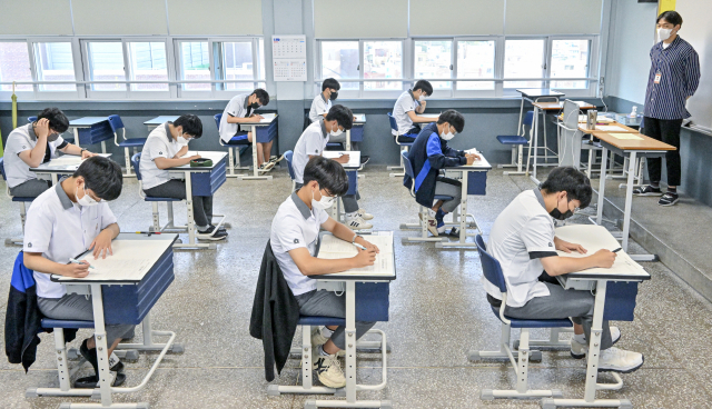 2023학년도 대학수학능력시험 6월 모의평가가 실시된 지난 9일 부산 부산진구 동성고에서 3학년생들이 시험을 보고 있다. 김종진 기자 kjj1761@