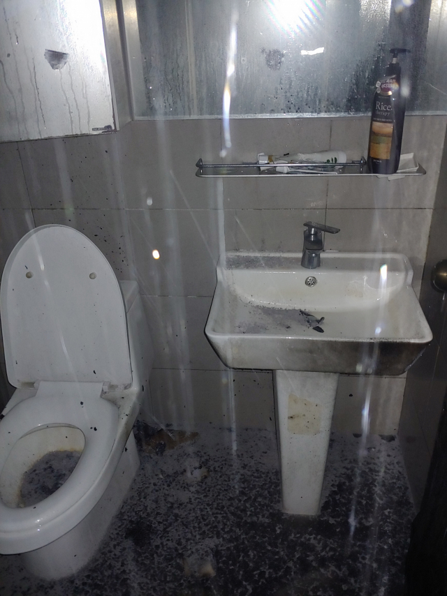 부산외대 남자기숙사 화장실 내부. 부산경찰청 제공