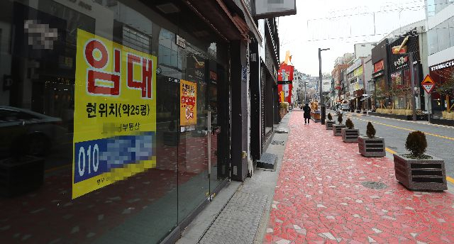 사진은 지난해 코로나19의 장기화로 자영업자들이 큰 타격을 입은 상가 건물에 임대 안내문이 붙어 있다. 부산일보DB