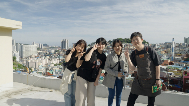 우연히 찾아온 ‘뜻밖의 손님’들의 기억에 산복빨래방이 좋은 기억으로 남기를 바라본다. 위에서부터 공사 중 발견된 고양이 ‘산복이’, 길을 잃고 빨래방을 찾은 싱가포르 관광객 리슈 씨. 김준용 기자