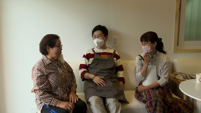 산복빨래방을 취재한 서일본신문 히라바루 나오코(오른쪽) 기자. 김준용 기자