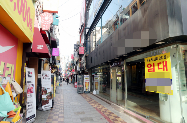코로나19 팬데믹 기간 부산의 한 번화가 골목. 거리엔 사람이 드물고 한 점포엔 ‘임대’ 전단이 크게 붙어 있다. 코로나19로 자영업 등이 무너지면서 기초생활수급자가 큰 폭으로 증가했다는 게 통계로 확인되고 있다. 부산일보DB