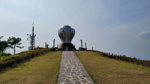 구봉산 전망대의 메탈아트 봉수대.