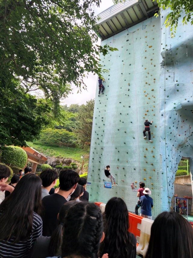 인성·예절캠프에 참가한 부산교대 학생들이 15일 오후 금련산청소년수련원에서 스포츠 클라이밍을 체험하고 있다. 부산교대 제공