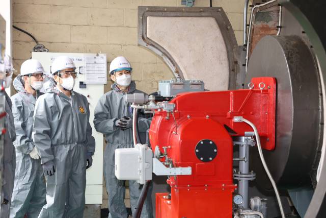 15일 울산광역시 울주군에 위치한 에어프로덕츠코리아(주)에서 한국에너지공단 이상훈 이사장(우측 두 번째)이 열사용기자재(강철노연온수 보일러)에 대한 안전검사 절차에 대해 설명을 듣고 있다. 에너지공단 제공