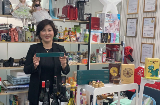 퍼플오션인터내셔널(주) 박현미 대표가 2018년 창업 이후 수출·수입에 관여한 제품을 전시한 사무실에서 포즈를 취했다. 박 대표가 들고 있는 제품은 세계 최초 홍삼 캡슐 제품으로 박 대표가 제품 제작 단계부터 컨설팅에 참여했다.