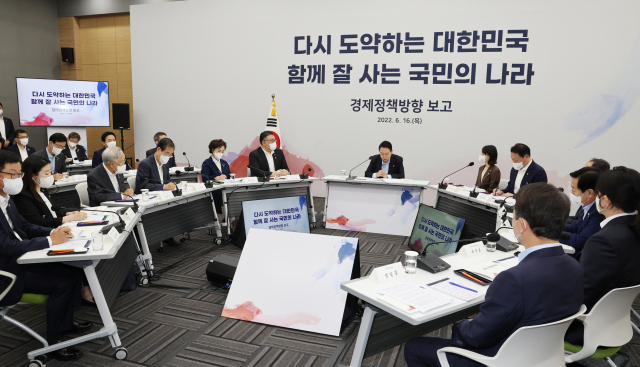 민간·시장 주도의 성장과 규제 대폭 완화를 핵심으로 하는 윤석열 정부 5년간의 장단기 경제정책 밑그림을 담은 이른바 ‘윤노믹스’가 16일 발표됐다. 새정부 경제정책 방향 발표 회의에서 발언하는 윤석열 대통령. 연합뉴스