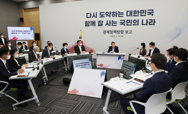 윤석열 대통령이 16일 오전 경기도 성남시 판교 제2테크노밸리 기업 성장센터에서 열린 새 정부 경제정책방향 발표 회의에서 발언을 하고 있다. 연합뉴스