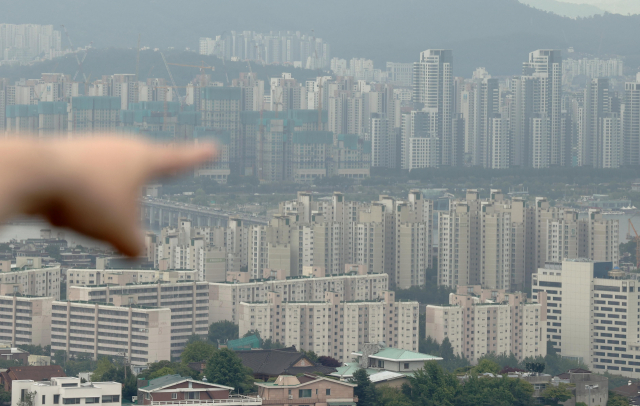 16일 정부가 발표한 경제정책방향에 따르면 1세대 1주택자의 재산세·종합부동산세 등 보유세 부담이 2020년 수준으로 돌아간다. 올해에 한해 보유세 공정시장가액비율을 낮추고, 종부세는 기본공제 상향조치까지 병행하는 방식이다. 여기에 1세대 1주택자에게는 3억 원의 특별공제를 추가로 주기로 했다. 사진은 이날 서울 남산에서 바라본 아파트의 모습. 연합뉴스