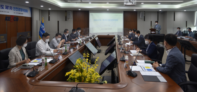 한국전기안전공사가 지난 15일 근로자 안전환경과 안전보건업무 전반에 대한 국민 의견 청취를 위해 올 들어 처음 안전경영위원회를 개최했다. 전기안전공사 제공