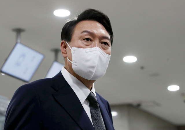 윤석열 대통령이 17일 서울 용산 대통령실청사로 출근하며 기자들의 질문에 답하고 있다. 연합뉴스