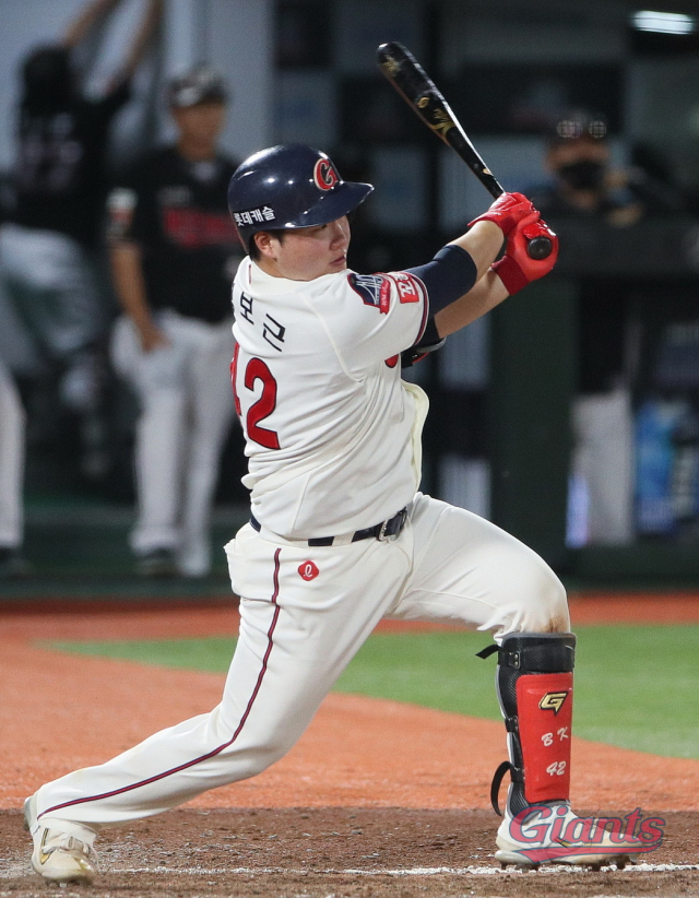 롯데 자이언츠 포수 정보근은 19일 SSG 랜더스와의 대결에서 8회 말 결승 2타점을 쳐내며 팀 승리를 이끌었다. 롯데 자이언츠 제공