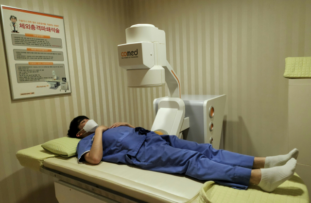 요로결석 환자가 체외충격파쇄석술을 받고 있다. 스마일정경우비뇨기과의원 제공