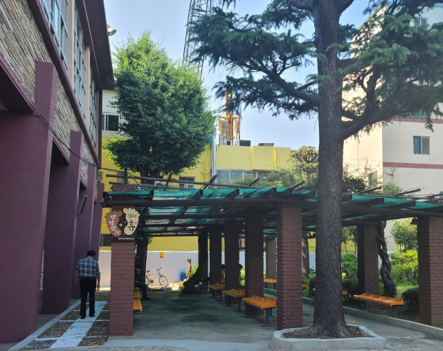 맨발걷기 공간이 들어선 부전도서관 야외 이용자 쉼터. 부전도서관 제공