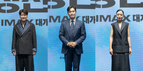 영화 ‘비상선언’에서 연기 호흡을 맞춘 배우 송강호(왼쪽부탸), 이병헌, 전도연. 쇼박스 제공